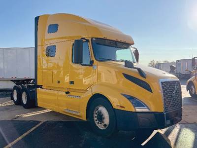 Volvo VNL760 Sleeper Semi Truck - D13 455HP