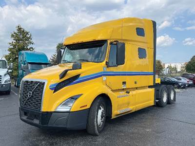 Volvo VNL760 Sleeper Semi Truck - D13 455HP