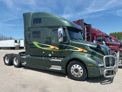 Volvo VNL760 Sleeper Semi Truck - D13 455HP