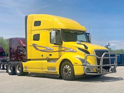 Volvo VNL760 Sleeper Semi Truck - D13 455HP