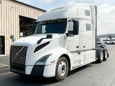Volvo VNL760 Sleeper Semi Truck - D13 455HP