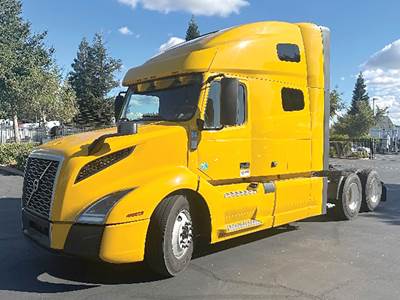 Volvo VNL760 Sleeper Semi Truck - D13 455HP