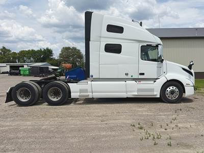 Volvo VNL760 Sleeper Semi Truck - D13 455HP