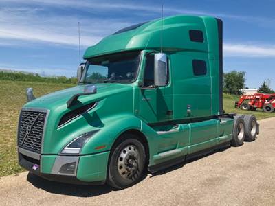 Volvo VNL760 Sleeper Semi Truck - D13 455HP