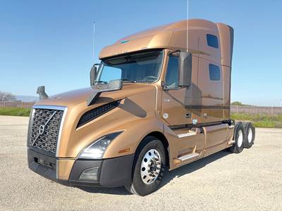 Volvo VNL760 Sleeper Semi Truck - D13 405HP