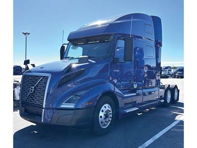 Volvo VNL760 Sleeper Semi Truck - D13 455HP