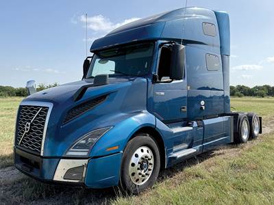 Volvo VNL760 Sleeper Semi Truck - D13 455HP