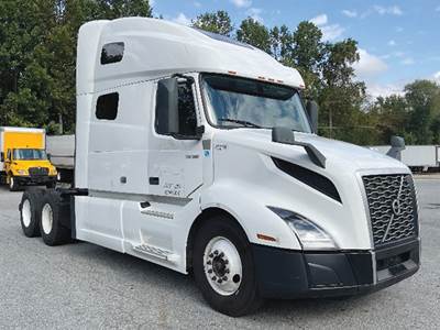 Volvo VNL760 Sleeper Semi Truck - D13 455HP