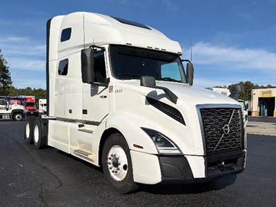 Volvo VNL760 Sleeper Semi Truck - D13 455HP
