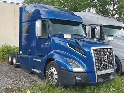 Volvo VNL760 Sleeper Semi Truck - D13 455HP