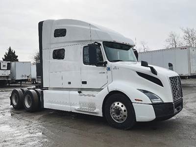 Volvo VNL760 Sleeper Semi Truck - D13 455HP