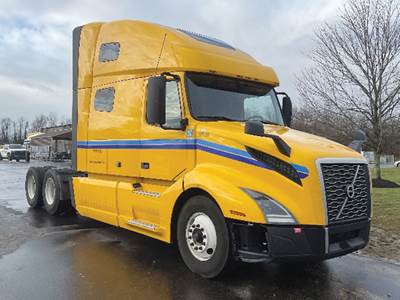 Volvo VNL760 Sleeper Semi Truck - D13 455HP