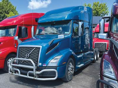 Volvo VNL760 Sleeper Semi Truck - D13 425HP