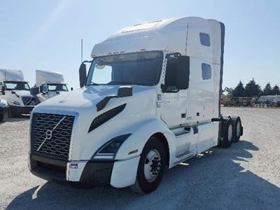 Volvo VNL760 Sleeper Semi Truck - D13 455HP