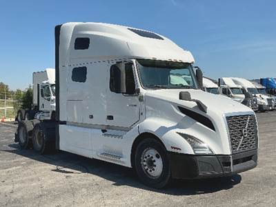 Volvo VNL760 Sleeper Semi Truck - D13 455HP