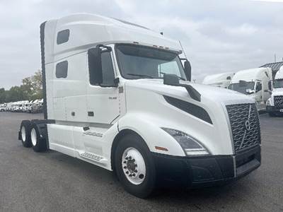Volvo VNL760 Sleeper Semi Truck - D13 455HP