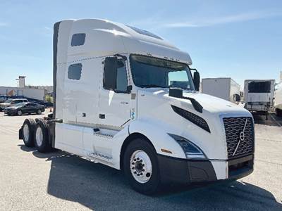 Volvo VNL760 Sleeper Semi Truck - D13 455HP