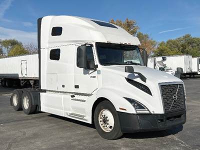 Volvo VNL760 Sleeper Semi Truck - D13 455HP