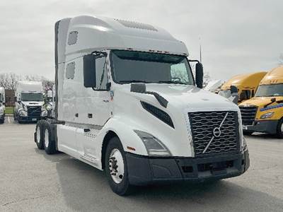Volvo VNL760 Sleeper Semi Truck - D13 455HP