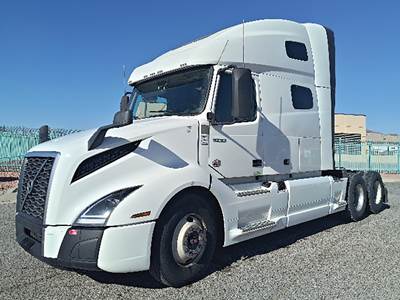 Volvo VNL760 Sleeper Semi Truck - D13 455HP