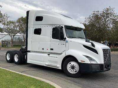 Volvo VNL760 Sleeper Semi Truck - D13 455HP