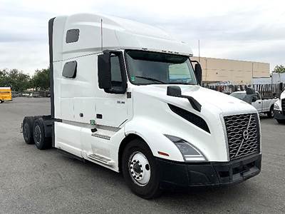 Volvo VNL760 Sleeper Semi Truck - D13 455HP