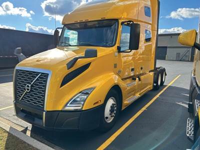 Volvo VNL760 Sleeper Semi Truck - D13 455HP