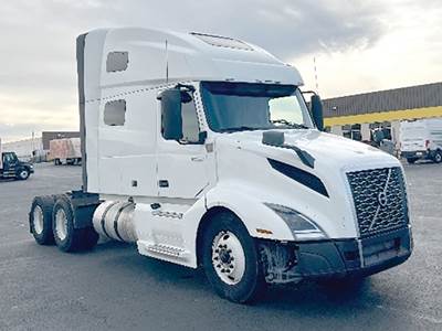 Volvo VNL760 Sleeper Semi Truck - D13 455HP