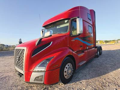 Volvo VNL760 Sleeper Semi Truck - D13TC 455HP