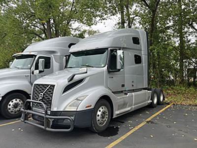Volvo VNL760 Sleeper Semi Truck - D13 425HP