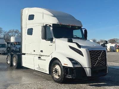 Volvo VNL760 Sleeper Semi Truck - D13 455HP