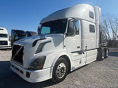 Volvo VNL780 Sleeper Semi Truck - D13 455HP