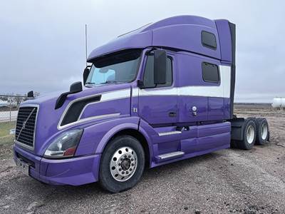 Volvo VNL780 Sleeper Semi Truck - D13 425HP