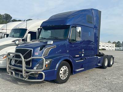 Volvo VNL780 Sleeper Semi Truck - D13 455HP