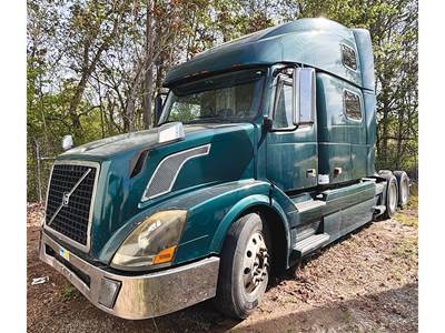 Volvo VNL780 Sleeper Semi Truck - Cummins 500HP