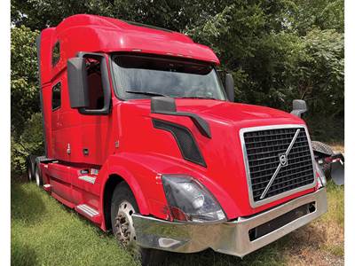 Volvo VNL780 Sleeper Semi Truck - D13 455HP