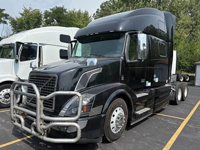 Volvo VNL780 Sleeper Semi Truck - D13 455HP