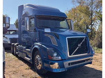 Volvo VNL780 Sleeper Semi Truck - D13 405HP