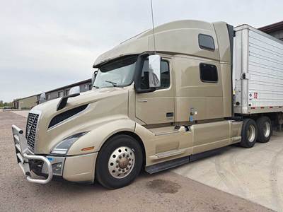 Volvo VNL860 Sleeper Semi Truck - D13 455HP