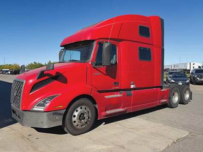 Volvo VNL860 Sleeper Semi Truck - D13 455HP