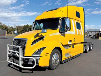 Volvo VNL860 Sleeper Semi Truck - D13TC 455HP