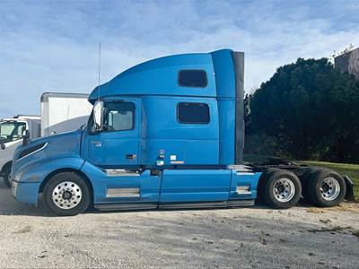 Volvo VNL860 Sleeper Semi Truck - D13 455HP