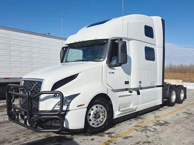Volvo VNL860 Sleeper Semi Truck - D13 455HP