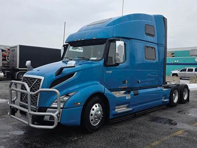 Volvo VNL860 Sleeper Semi Truck - D13 455HP