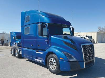 Volvo VNL860 Sleeper Semi Truck - D13 425HP