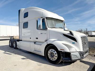 Volvo VNL860 Sleeper Semi Truck - D13 455HP