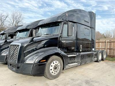 Volvo VNL860 Sleeper Semi Truck - D13 425HP