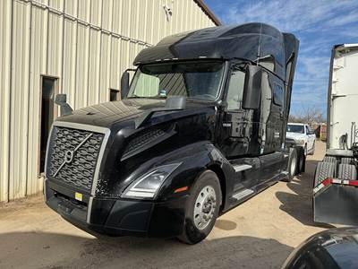 Volvo VNL860 Sleeper Semi Truck - D13 455HP
