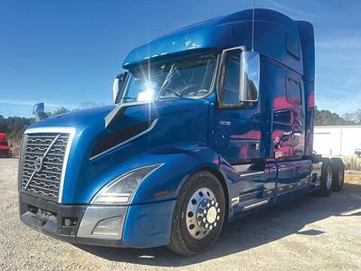 Volvo VNL860 Sleeper Semi Truck - D13 455HP