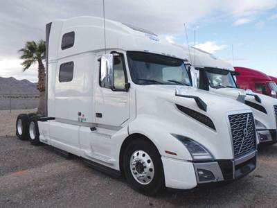 Volvo VNL860 Sleeper Semi Truck - D13 500HP